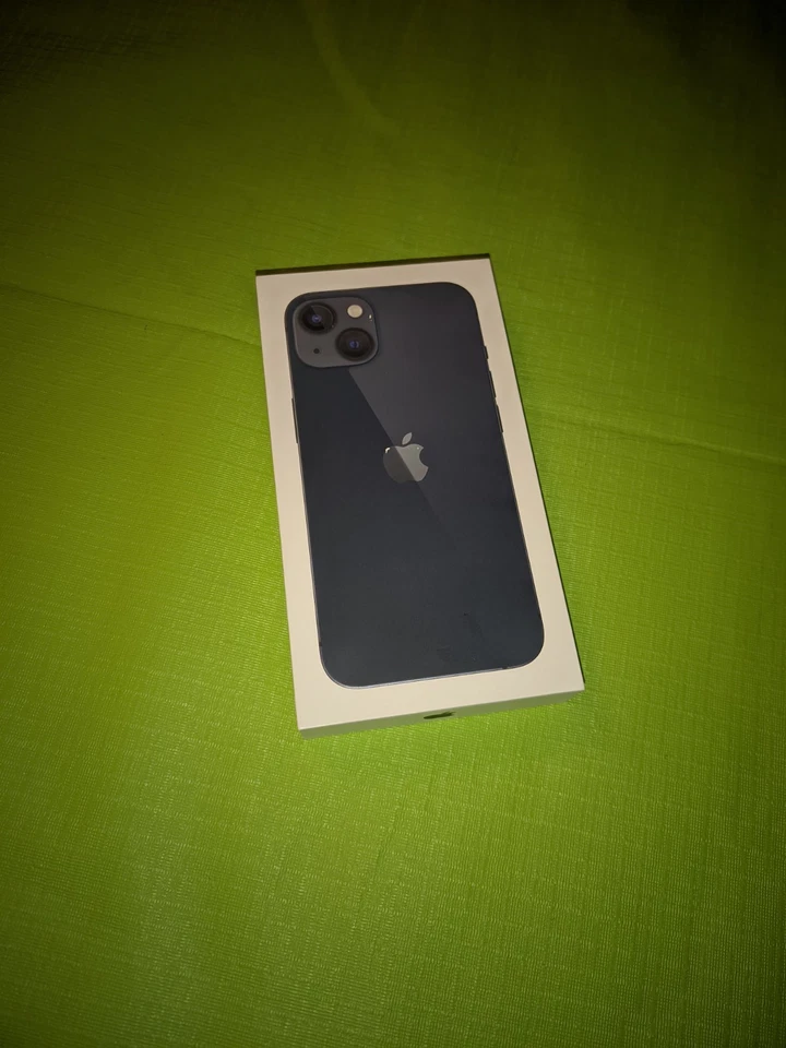 Apple iPhone 13 - 128 GB - Midnight (Straight Talk)