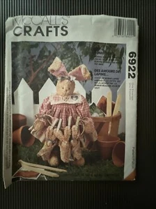 Vintage McCalls Crafts Pattern 6922 16" Bunny Love 5" Baby Bunnies Clothes Uncut - Imagen 1 de 1