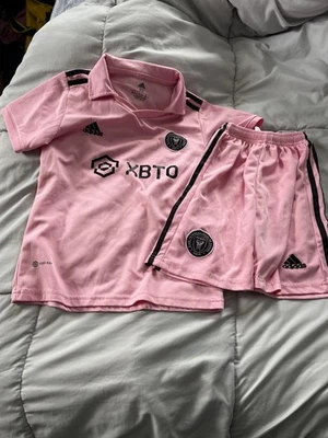 Uniforme de futebol infantil Adidas Miami - Imagem 1 de 4