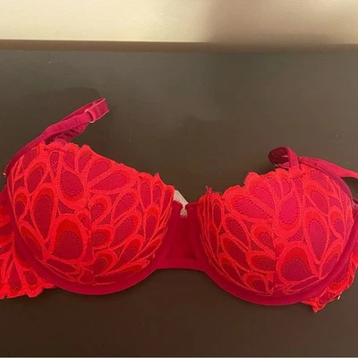 Sujetador de encaje rojo vibrante Savage X Fenty Foto 1 de 3