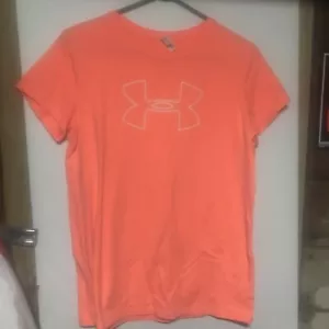UNDER ARMOUR WOMENS SHORT SLEEVE T SHIRT SIZE MEDIUM Peach FUC - Picture 1 of 4