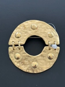 Vtg Round Brooch Pin Hammered Gold Tone Modernist Retro Large Circle medieval - Picture 1 of 5