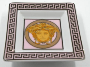 ROSENTHAL VERSACE MEDUSA CARA CUADRADA MINI BANDEJA PLATO ROSA BLANCO Y DORADO 8cm x 8cm - Imagen 1 de 3
