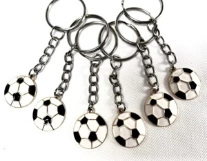 6 FUSSBALL SCHLÜSSELANHÄNGER PARTYTÜTENFÜLLER JUNGE SCHLÜSSELANHÄNGER LUCKY DIPS PREISE TOMBOLA - Bild 1 von 1