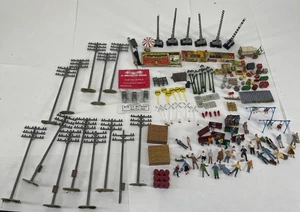 Grande lotto di accessori layout scala HO per modellini treni auto ecc - Foto 1 di 8