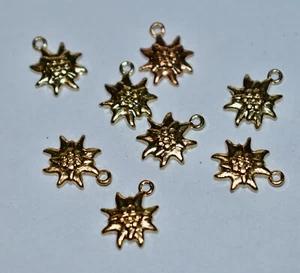  8 NATURAL BRASS FLOWER PENDANT CHARMS * STAMPINGS * SHINY GOLD BRASS 9.6 mm - Picture 1 of 2