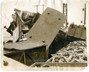 KK864 RP 1934 4 ZUGWRACK EINS NACH DEM ANDEREN KINGS LANGLEY HERTSFORDSHIRE UK - Bild 1 von 2