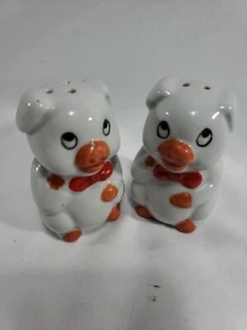 Salz und Pfefferstreuer weiß Schwein rot Fliege Keramik  - Bild 1 von 3