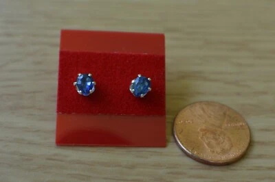 Pendientes solitario de cianita azul aciano de 0,80 quilates de plata de ley 6x4 mm  Foto 1 de 4