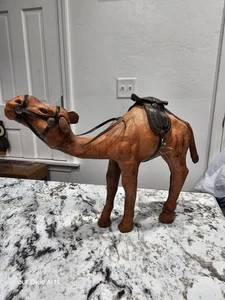 Vintage Leder umwickelt stehendes Kamel mit Sattel Figur Kunst Skulptur - Bild 1 von 6