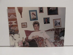 1980S VINTAGE FOUND PHOTOGRAPH COLOR ORIGINAL ART PHOTO BLONDE WOMAN & BEER 80S - Picture 1 of 4