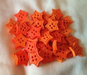40 x 18mm 4 Hole Bright Orange Star Shaped Buttons New Ex Shop Stock - Picture 1 of 3