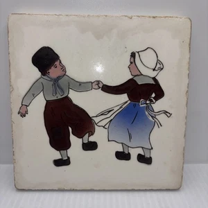 Antiker deutscher Porzellan Untersetzer niederländischer Junge & Mädchen Fliese 6x6 TG Marke - Bild 1 von 2