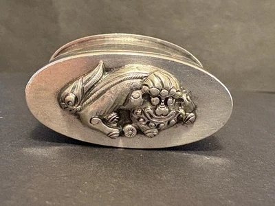 Caja de tabaco para píldoras de opio de plata maciza china de 1900, Foo Dog/Shi Shi Lion Prosperity Foto 1 de 4