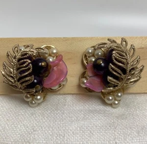 Orecchini Vintage Miriam Haskell Foglia Floreale Perla Rosa Avvitati Vetro Non Firmato - Foto 1 di 8