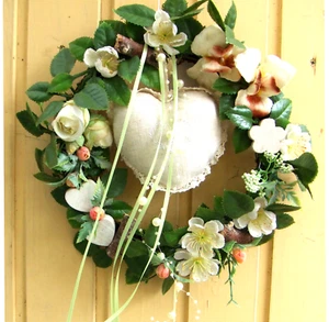 Türkranz Türdeko  Kranz mit künstlichem Grün und hellen Blüten Tilda Herz - Bild 1 von 3