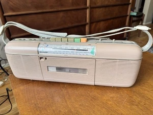 Radio Cassette Vintage Sharp QT-50 Viola Boombox Stranger Things Funziona - Foto 1 di 13