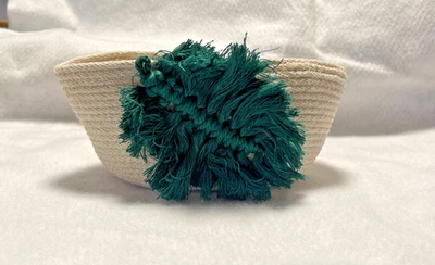 Tazón/cesta de baratija de cuerda hecha a mano ovalada marfil tazón de baratija pluma de macramé verde Foto 1 de 3