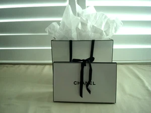 CHANEL Gitt Box mit Band und Einkaufstasche Set Taschentuch - Bild 1 von 6