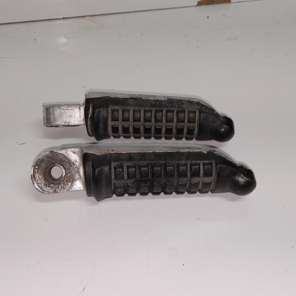 88-06 SUZUKI KATANA 600 OEM REPOSAPIÉS CLAVIJAS JUEGO PELDAÑOS PAR 43531-19C00 Foto 1 de 1