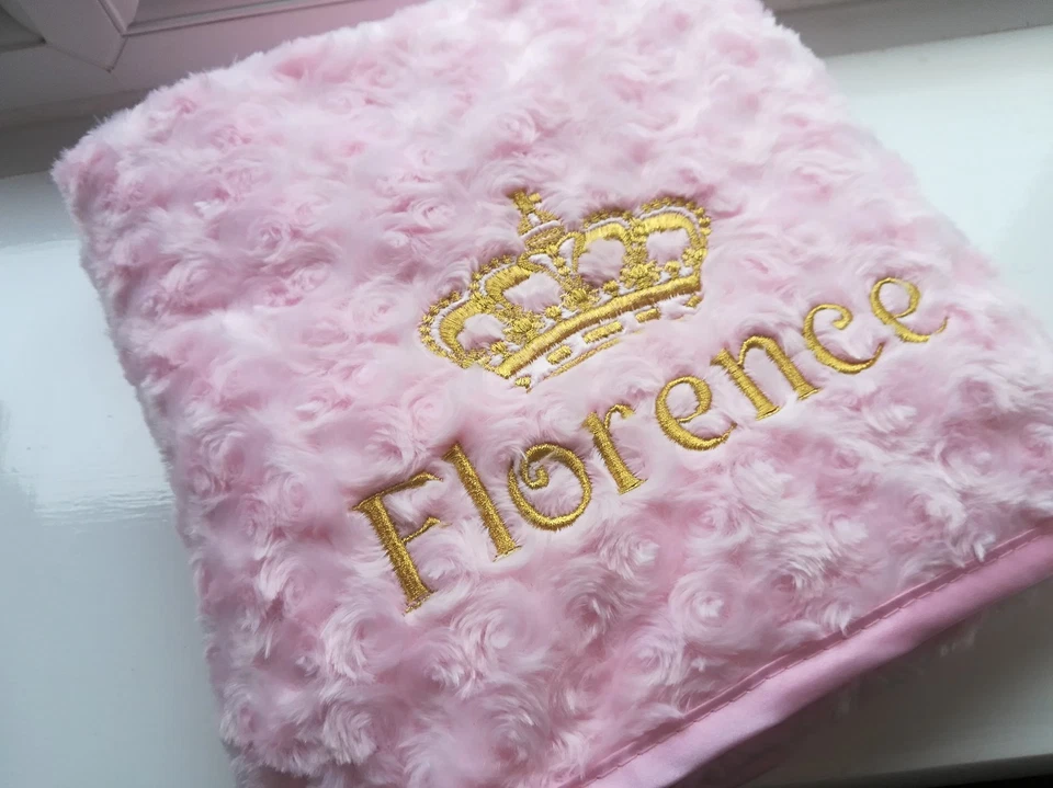 SOFT TOUCH KRONE ATEMBERAUBENDE WEISSE ROSA BLAUE JUNGE MÄDCHEN PERSONALISIERTE BESTICKTE BABYDECKE