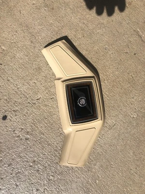 Almohadilla de bocina central para volante Cadillac Deville Seville Fleetwood años 80 LIMPIA Foto 1 de 4