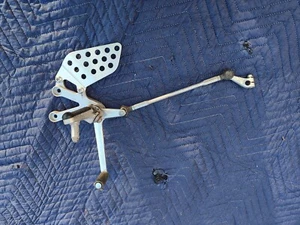 2002-03 HONDA 954RR LEFT FOOT PEG WITH SHIFTER - Imagen 1 de 2