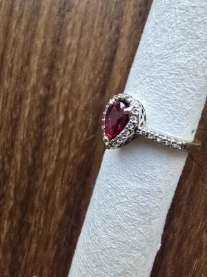 Anillo tradicional de oro blanco de 14 quilates con halo de diamantes y rubíes Foto 1 de 4