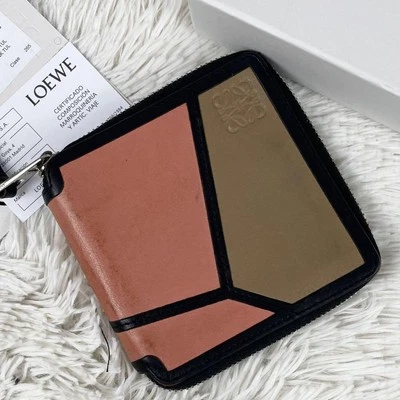 Cartera plegable de cuero vintage Loewe para mujer rompecabezas anagrama logotipo gancho en relieve prendedor Foto 1 de 4