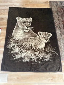 Vintage RELAX Ibena Löwin Jungtier braun hellbraun schwere Decke 74" x 51" Löwenstolz - Bild 1 von 10