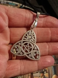 ~ Stunning Pentagram Triquetra Sun Moon Faux Leather Necklace Wicca Pagan 18" - Picture 1 of 3
