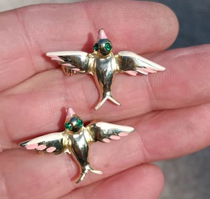 Vintage Vögel im Flug Anstecknadeln Broschen rosa grüne Augen goldfarben  - Bild 1 von 3