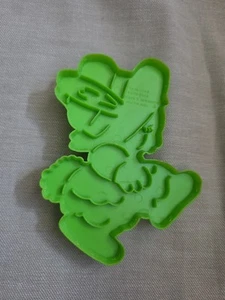 Wilton Vintage Plastic Cookie / Fondant Cutter - Easter Bunny Rabbit Hat 1978 - Picture 1 of 5