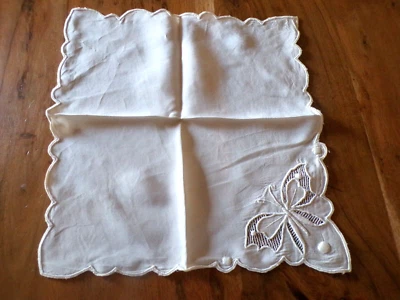 Linge ancien Mouchoir Pochette en soie  ecrue  broderies papillon - Photo 1/2