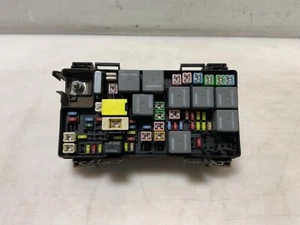 Jeep JK Wrangler 3.8L TIPM Module and Fuse Box 04692298AE 2010 001038 - Picture 1 of 9