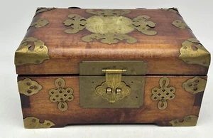 Vintage chinesische Holz & Messing Schatulle, Jade Medaillon, Schmuck, Samt gefüttert, 2 Etagen - Bild 1 von 9
