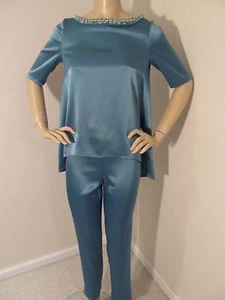 NEW ST JOHN KNIT SIZE 4 PANT SUIT SATIN GREEN VERDE JEWEL DESIGN AT NECKLINE - Picture 1 of 10
