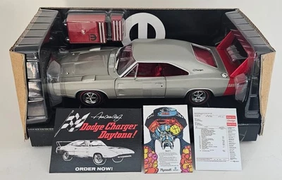 Dodge Daytona 1969 ERTL 1/18 PLATA CON ALA ROJA - 1 DE 500 con caja de herramientas Foto 1 de 4