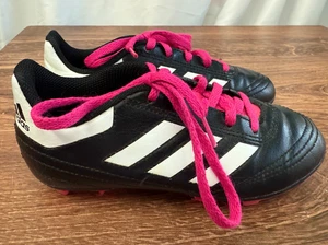 Botines de béisbol Adidas juveniles talla 13K negros blancos con cordones y suelas rosas usados en excelente estado - Imagen 1 de 7