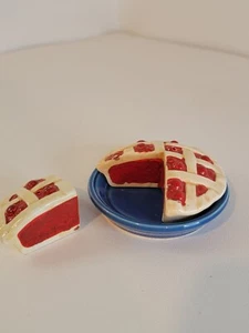 Department 56 Salz & Pfefferstreuer Set Kirschkuchen mit Teller Made in Japan - Bild 1 von 6