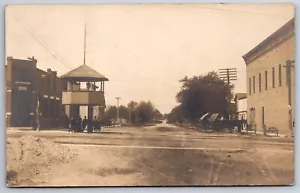 Etna Green Indiana ~ Gli uomini si riuniscono sotto il supporto storico rialzato ~ IDEN Bldg RPPC - Foto 1 di 3