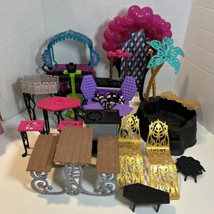 MONSTER HIGH MÖBEL 17 TEILE KONVOLUT ZUBEHÖR Cafe Pool Photo Booth - Bild 1 von 10