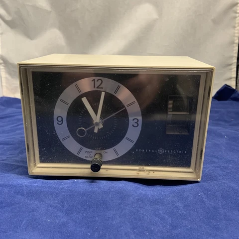 Vintage General Electric GE Mid-Century AM Radio Alarm Clock Model C1400A Beige Cover