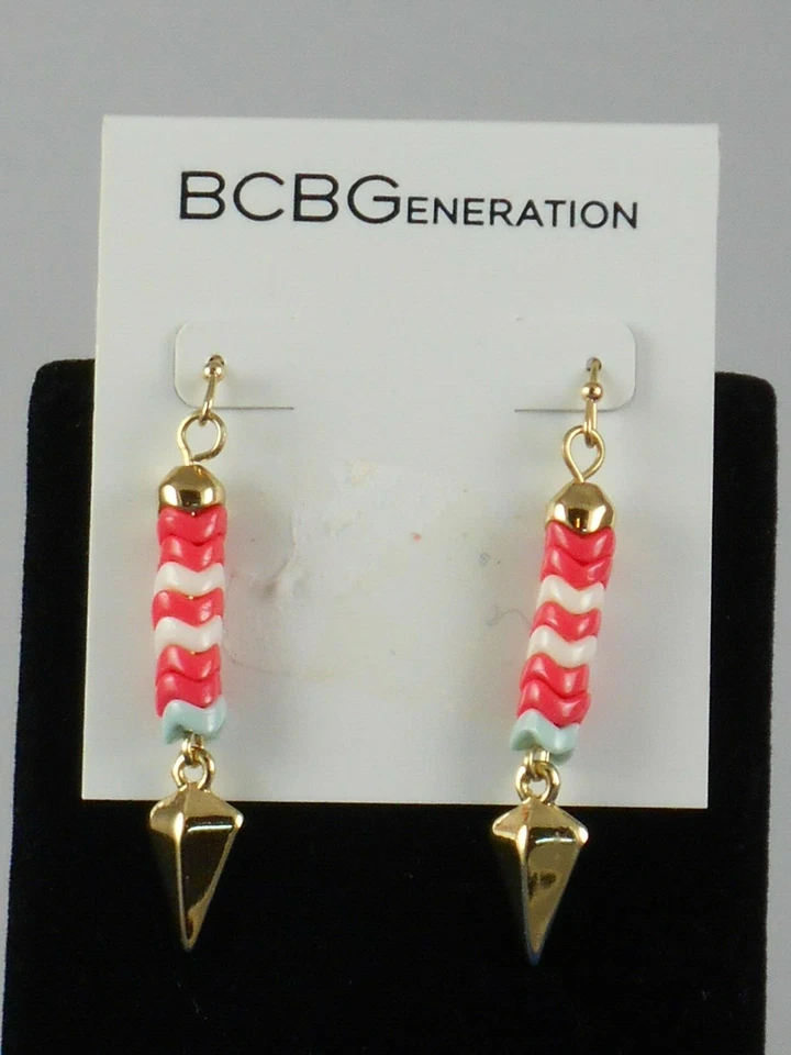 Pendientes colgantes BCBG BCBGeneration tono dorado HOLA VERANO rosa con cuentas de chevron Foto 1 de 1