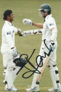 PAKISTÁN CRICKET: IMRAN FARHAT FIRMADO 6x4 FOTO DE ACCIÓN DE PRUEBA + CERTIFICADO DE AUTENTICIDAD - Imagen 1 de 1