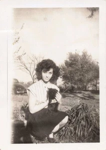 Foto Vintage Bella Donna che tiene Pet Gattino Gatto All'aperto - Foto 1 di 2