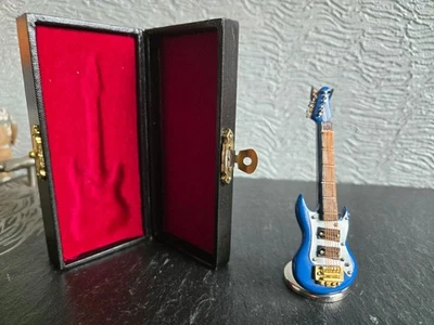doll house emporium blue E-Gitarre und Ständer 1.12th - Bild 1 von 4