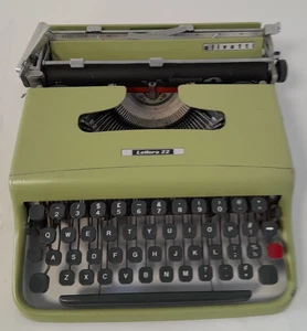 Vintage Olivetti Lettera 22 Green Typewriter Made in Italy D8 B751 - Picture 1 of 18
