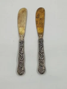2pcs Godinger Vintage Cheese Knives Spreaders Silver Plate Embossed Floral/Grape - Picture 1 of 2