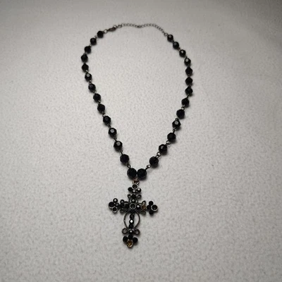 Collar de cuentas negras con cruz de metal, bisutería Foto 1 de 4
